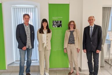 1. Foto v.l.n.r.: Reinhard Fromme (Leitung Museumspädagogik), Sarah Manegold (Kuratorin, FSJ), Kirsten John-Stucke (Museumsleiterin) und Ingo Tiemann (Dezernent Kreis Paderborn) im Rahmen der Eröffnung der Sonderausstellung „Inge – ein kurzer Lebensweg“ (©Kreismuseum Wewelsburg)